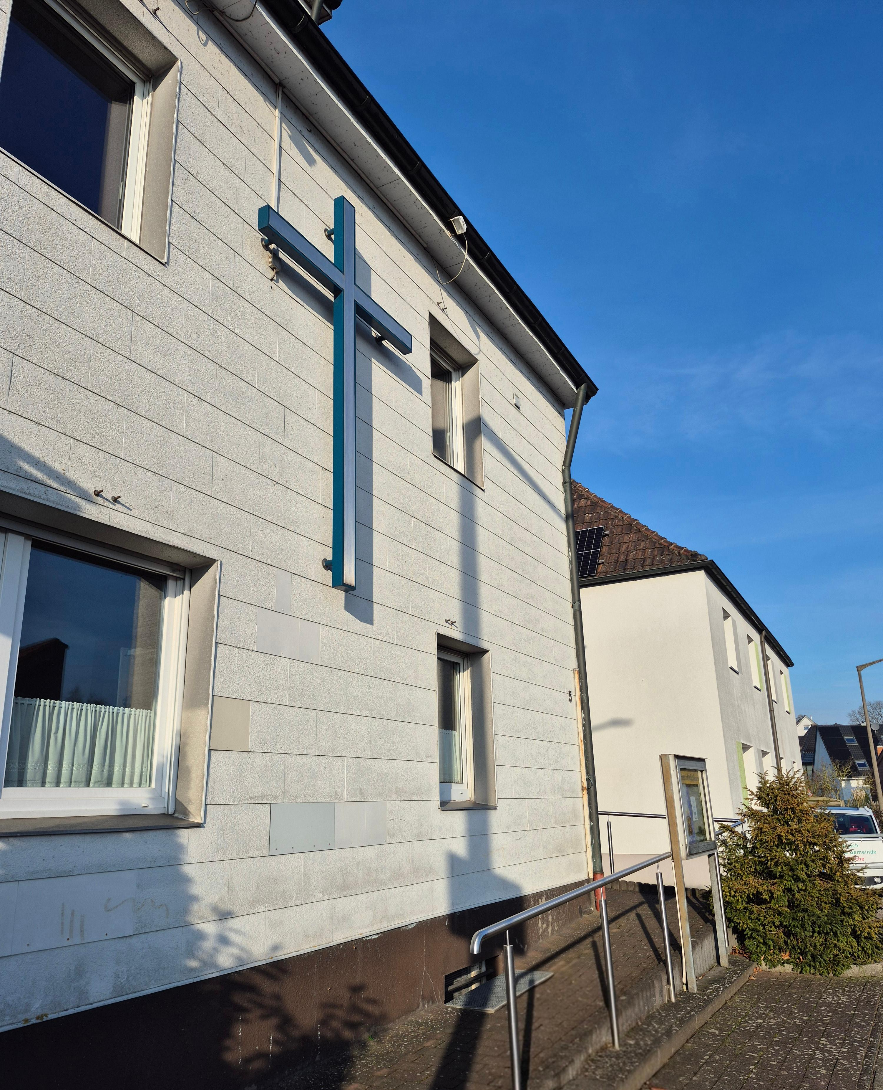 Frontansicht der Hausfassade der Gemeinde mit blauem Himmel im Hintergrund