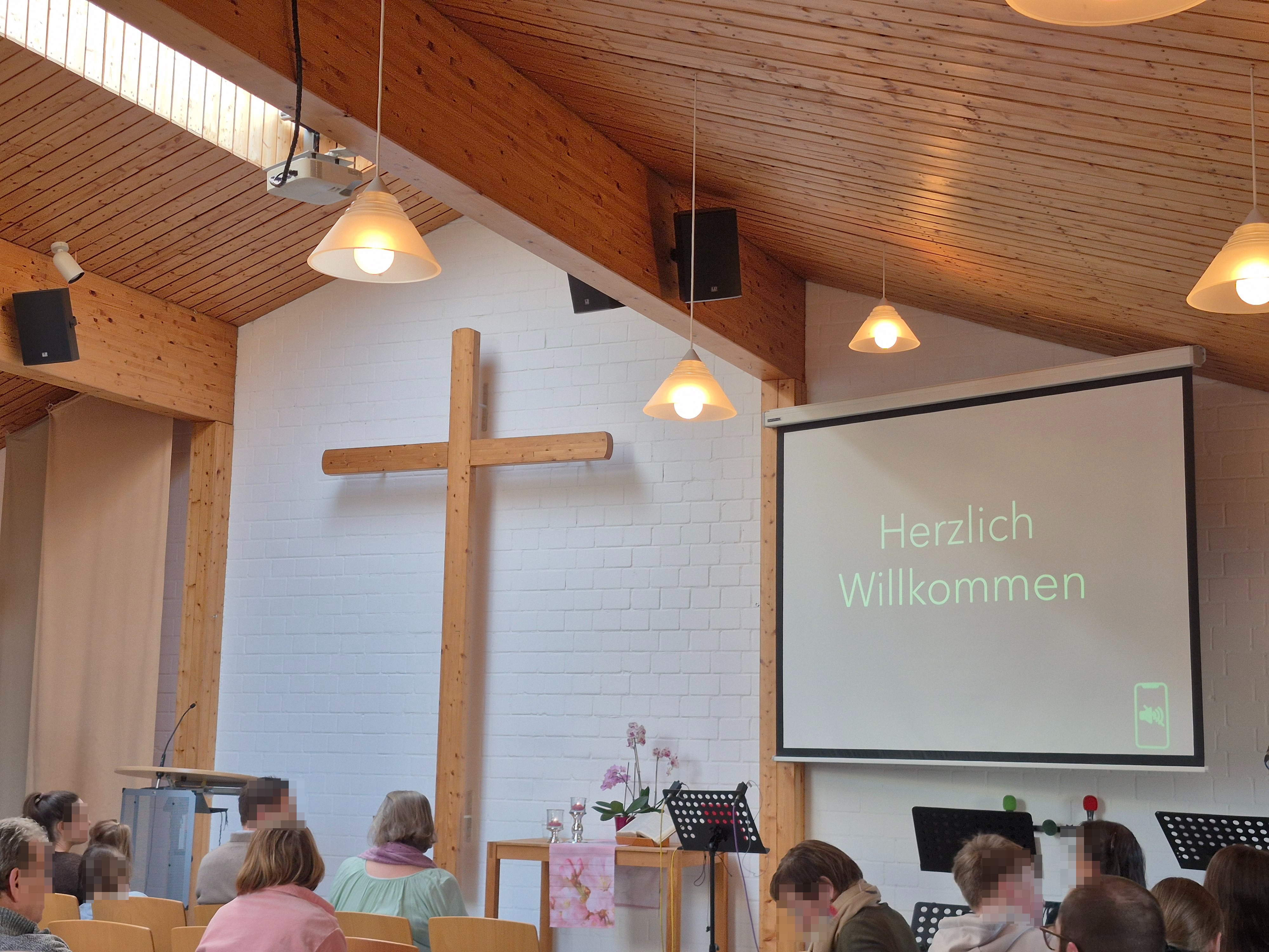 Gottesdienstraum Willkommen auf der Leinwand