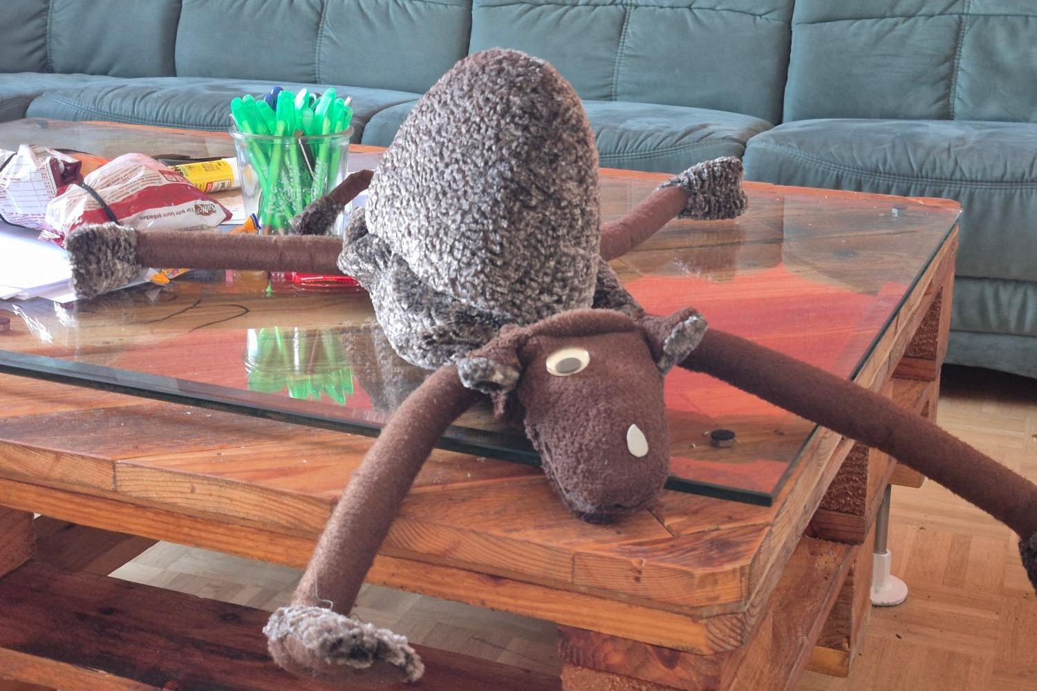 Jump Maskotchen Nahaufnahme Kuscheltier auf dem Palettentisch