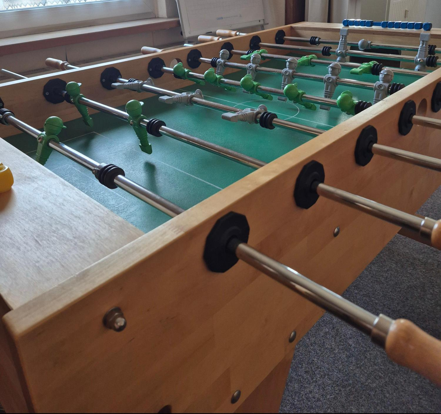Seitliche Ansicht eines Kickertisches