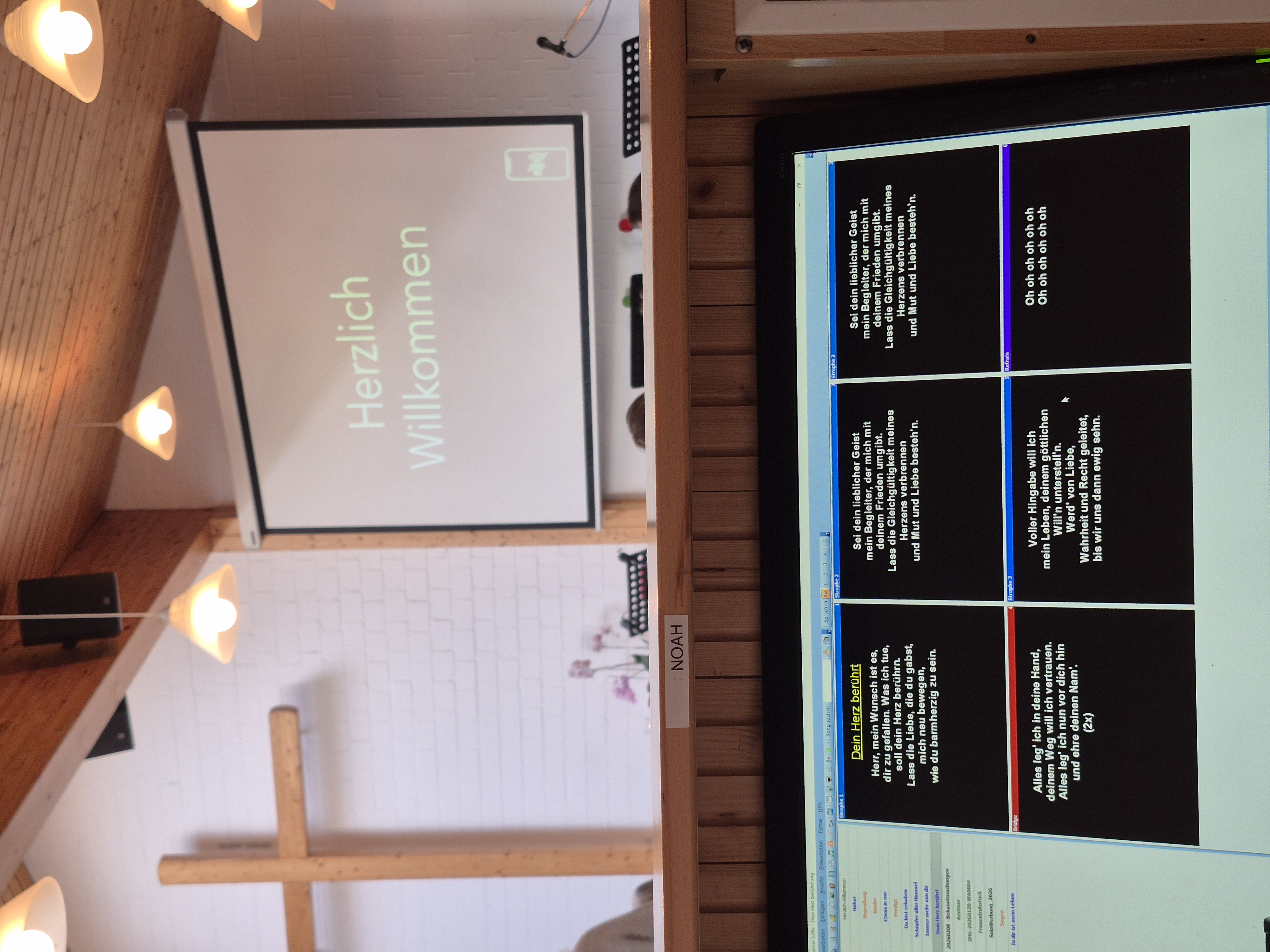 Technik Ansicht hinter den Kulissen der Technik eines Gottesdienstes. Im Hintergrund sieht man Kreuz und die Beamerleinwand