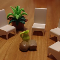 Stuhlkreis mit Brot und Wein aus kleinen Spielfiguren gemacht